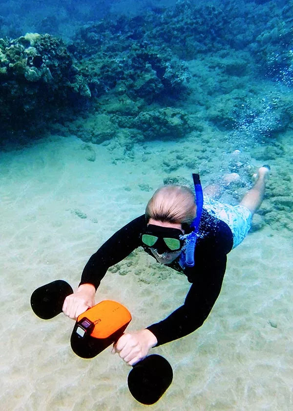 boy-free-diving-with-geneinno-s2-sea-scooter-in-hawaii