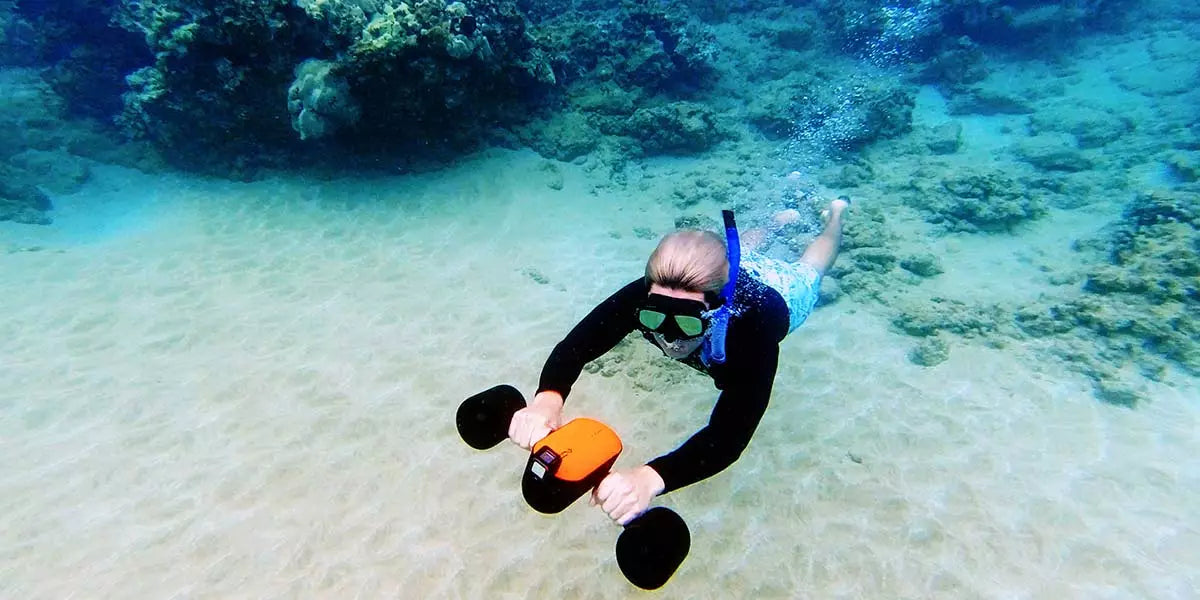 boy-free-diving-with-geneinno-s2-sea-scooter
