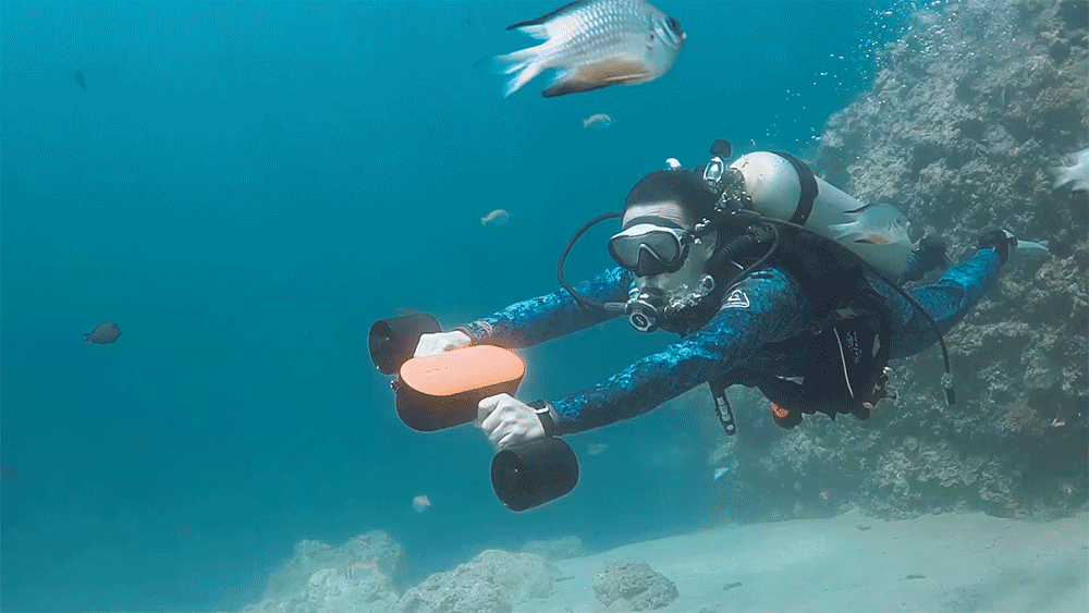 scuba-diver-cruise-with-geneinno-s2-sea-scooter