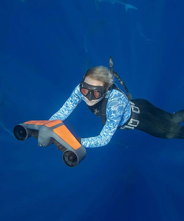 Ocean-Ramsey-use-geneinno-s1-pro-surrounded-with-sharks