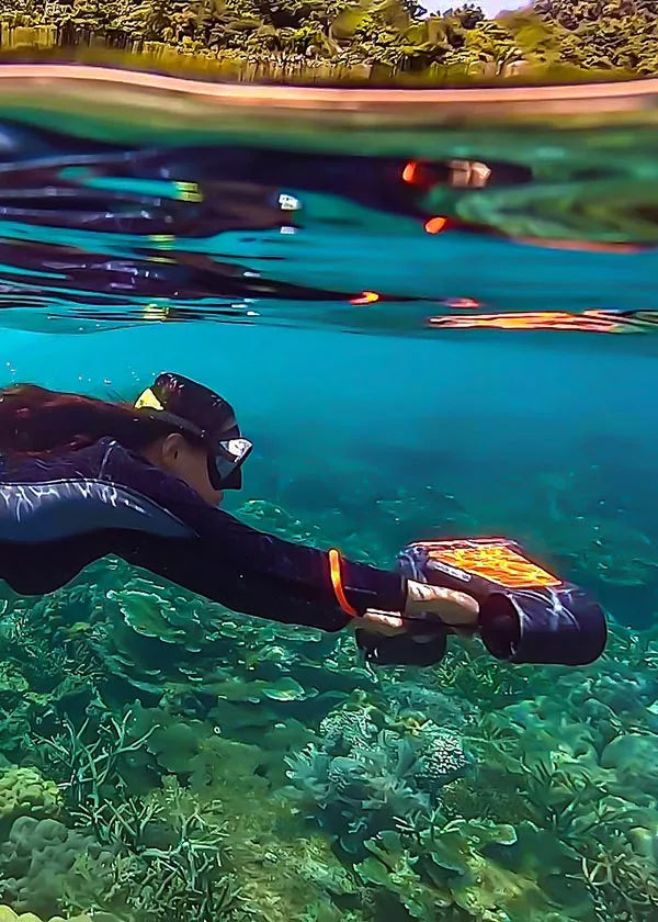 gril-snorkeling-with-geneinno-s1-pro-scooter-below-water-surface