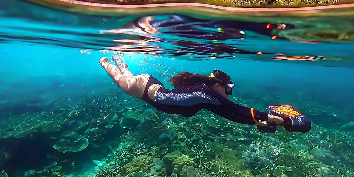gril-snorkeling-with-geneinno-s1-pro-scooter-below