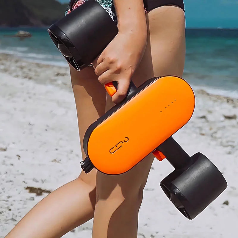 gril-with-the-geneinno-s2-on-the-beach