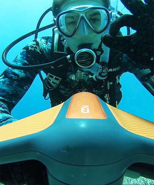 scuba-diver-with-geneinno-s1-pro-scooter-ok-gesture