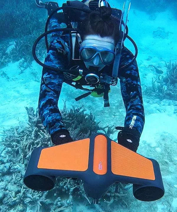 scuba-diver-with-geneinno-s1-pro-scooter