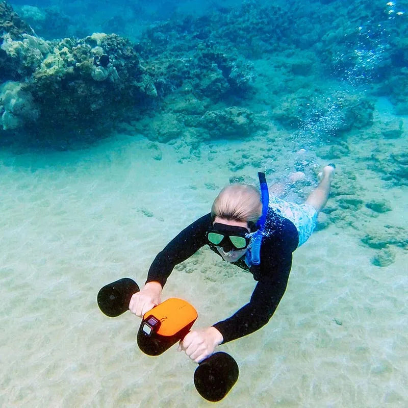 boy-free-diving-with-geneinno-s2-sea-scooter