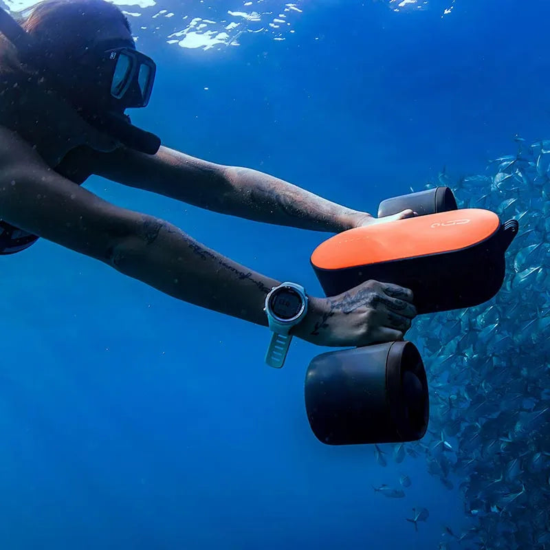 free-diver-swimming-with-geneinno-s2-around-fish-ball